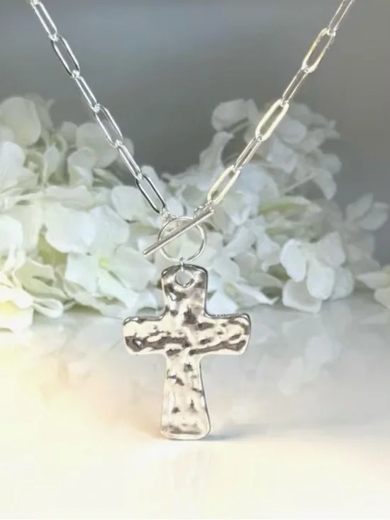 🩶 Hammered Cross Pendant Toggle Clasp Necklace - Silver Tone Paperclip Chain 🩶 - Picture 4 of 9